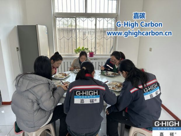 深秋暖陽下，鐵鍋燉傳遞溫情與力量